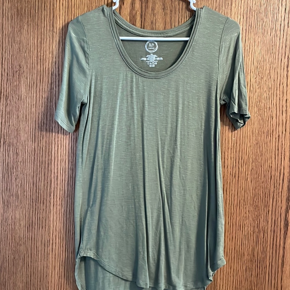 Woman’s navy green short sleeve shirt